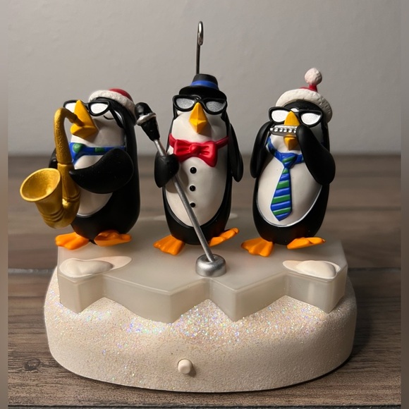 Hallmark Keepsake 2011 “Jingle Bell Blues” Christmas Ornament Magic Collection - Picture 3 of 10